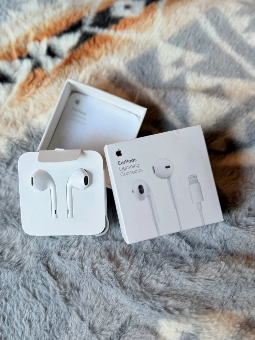 Apple Wired EarPods with Lightning Connector - White